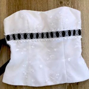 🌺 David’s Bridal 🌺 strapless eye let top .